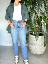 Cargar imagen en el visor de la galería, CAMISA OVERSIZED VERDE PINO
