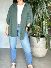 Cargar imagen en el visor de la galería, CAMISA OVERSIZED VERDE PINO
