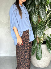 Cargar imagen en el visor de la galería, CAMISA OVERSIZED AZUL DENIM
