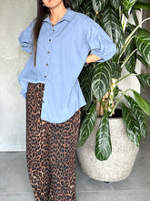 Cargar imagen en el visor de la galería, CAMISA OVERSIZED AZUL DENIM
