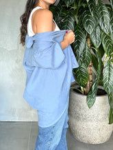 Cargar imagen en el visor de la galería, CAMISA OVERSIZED AZUL DENIM
