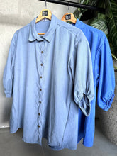 Cargar imagen en el visor de la galería, CAMISA OVERSIZED AZUL DENIM
