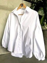 Cargar imagen en el visor de la galería, CAMISA BLANCA PERILLA OCULTA
