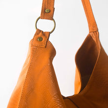 Cargar imagen en el visor de la galería, Cartera Badminton camel con broche Cobra Noir
