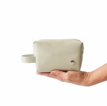 Cargar imagen en el visor de la galería, Cosmetiquera Mini París seda Verde
