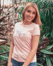 Cargar imagen en el visor de la galería, Camiseta rosada estampada
