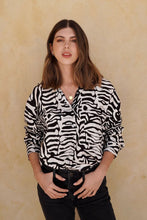 Cargar imagen en el visor de la galería, Camisa Siria Animal
