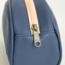 Cargar imagen en el visor de la galería, Cosmetiquera Banana Azul Oscuro
