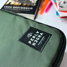 Cargar imagen en el visor de la galería, Portalibros Habana funda resistente para libros y dispositivos

