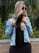 Cargar imagen en el visor de la galería, Chaqueta Milagros Indigo Claro Con Rotos

