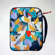 Cargar imagen en el visor de la galería, Portalibros Fiera funda para libros impermeable
