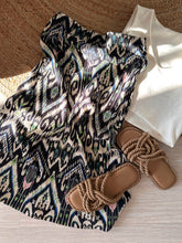 Cargar imagen en el visor de la galería, Falda midi plisada con elástico en cintura
