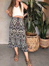 Cargar imagen en el visor de la galería, Falda midi plisada con elástico en cintura
