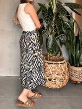 Cargar imagen en el visor de la galería, Falda midi plisada con elástico en cintura
