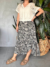 Cargar imagen en el visor de la galería, Falda midi cruzada con boleros y elástico en cintura
