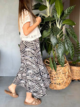 Cargar imagen en el visor de la galería, Falda midi cruzada con boleros y elástico en cintura
