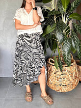 Cargar imagen en el visor de la galería, Falda midi cruzada con boleros y elástico en cintura
