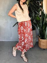 Cargar imagen en el visor de la galería, FALDA MIDI PLISADA TERRACOTA
