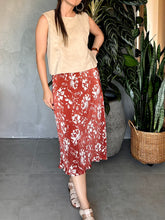 Cargar imagen en el visor de la galería, FALDA MIDI PLISADA TERRACOTA
