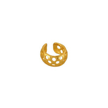 Cargar imagen en el visor de la galería, Ear cuff dorado panal Vuelo de Vida
