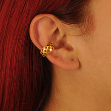 Cargar imagen en el visor de la galería, Ear cuff dorado panal Vuelo de Vida
