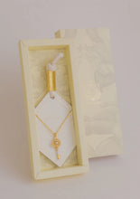 Cargar imagen en el visor de la galería, Collar Llave Maestra
