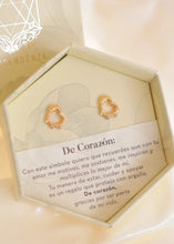 Cargar imagen en el visor de la galería, Aretes Corazón Gratitud Oro

