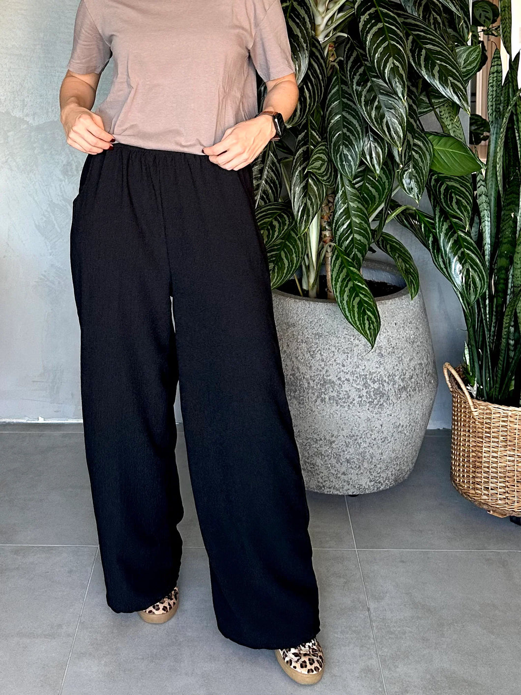 PANTALÓN NEGRO TEXTURIZADO