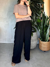 Cargar imagen en el visor de la galería, PANTALÓN NEGRO TEXTURIZADO
