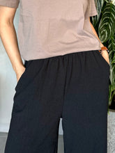 Cargar imagen en el visor de la galería, PANTALÓN NEGRO TEXTURIZADO
