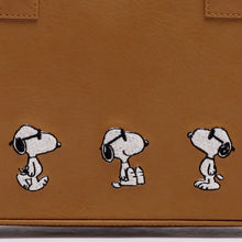 Cargar imagen en el visor de la galería, CARTERA PARA MUJER ESPAÑA MIEL SNOOPY
