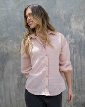 Cargar imagen en el visor de la galería, Camisa Cristina Berlín Coral
