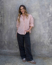 Cargar imagen en el visor de la galería, Camisa Cristina Berlín Coral
