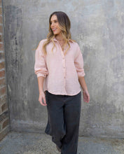 Cargar imagen en el visor de la galería, Camisa Cristina Berlín Coral
