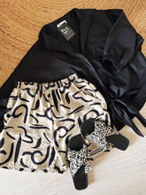 Cargar imagen en el visor de la galería, SHORT ESTAMPADO BEIGE
