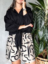 Cargar imagen en el visor de la galería, SHORT ESTAMPADO BEIGE
