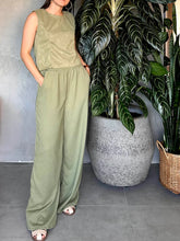 Cargar imagen en el visor de la galería, PANTALÓN VERDE OLIVA TEXTURIZADO
