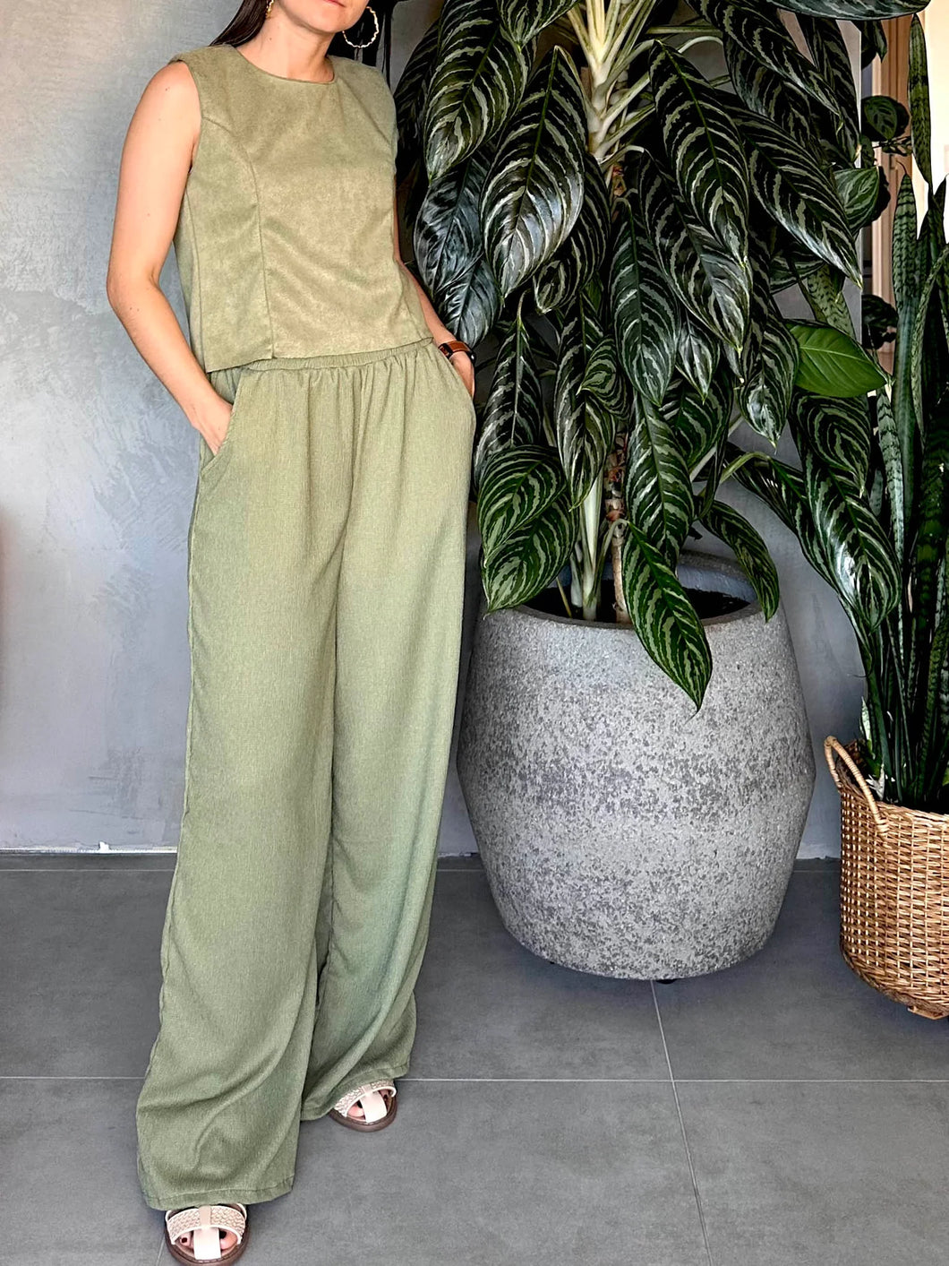 PANTALÓN VERDE OLIVA TEXTURIZADO