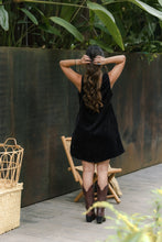 Cargar imagen en el visor de la galería, Vestido en pana corto con bolsillos - Negro
