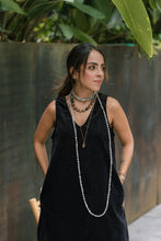 Cargar imagen en el visor de la galería, Vestido en pana corto con bolsillos - Negro
