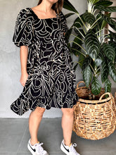 Cargar imagen en el visor de la galería, VESTIDO CORTO MANGAS BOMBACHAS

