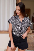 Cargar imagen en el visor de la galería, Blusa María Cebra
