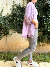 Cargar imagen en el visor de la galería, CAMISA OVERSIZED CUELLO Y BOTONES LILA
