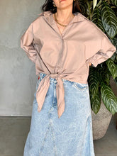 Cargar imagen en el visor de la galería, CAMISA AMARRE CUELLO INFALTABLE
