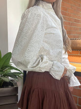 Cargar imagen en el visor de la galería, Camisa Clara ojalillo Beige
