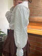 Cargar imagen en el visor de la galería, Camisa Clara ojalillo Beige
