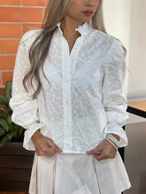 Cargar imagen en el visor de la galería, Camisa Clara ojalillo Blanco
