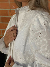 Cargar imagen en el visor de la galería, Camisa Clara ojalillo Blanco
