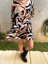 Cargar imagen en el visor de la galería, VESTIDO CORTO CUELLO V Y MANGA 3/4 ELASTICO
