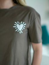 Cargar imagen en el visor de la galería, Camiseta Dina corazon destellos Mantequilla Cafe
